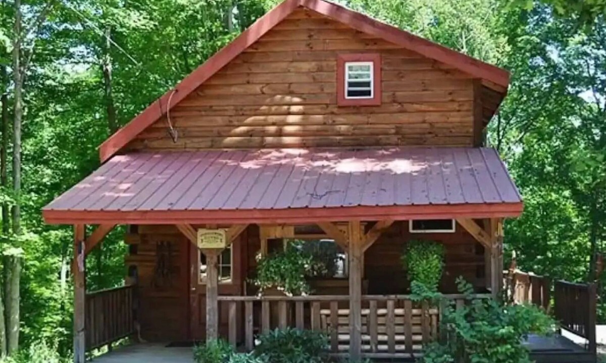 Glouster Cabin | Nestled in nature, quaint & cozy little upscale rustic cabin.