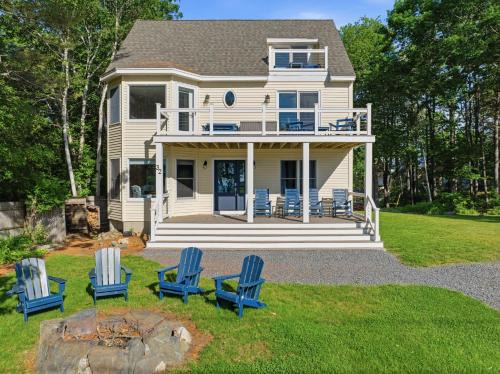 Cape Neddick House | NEW Coastal Retreat w Ocean Views Rooftop Deck