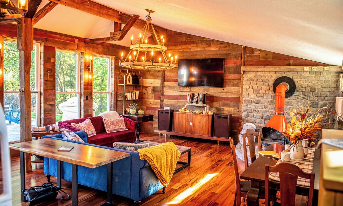 Triadelphia House | New Converted 3BR, 2BA barn, in wild, wonderful West Virginia with AC, WiFi