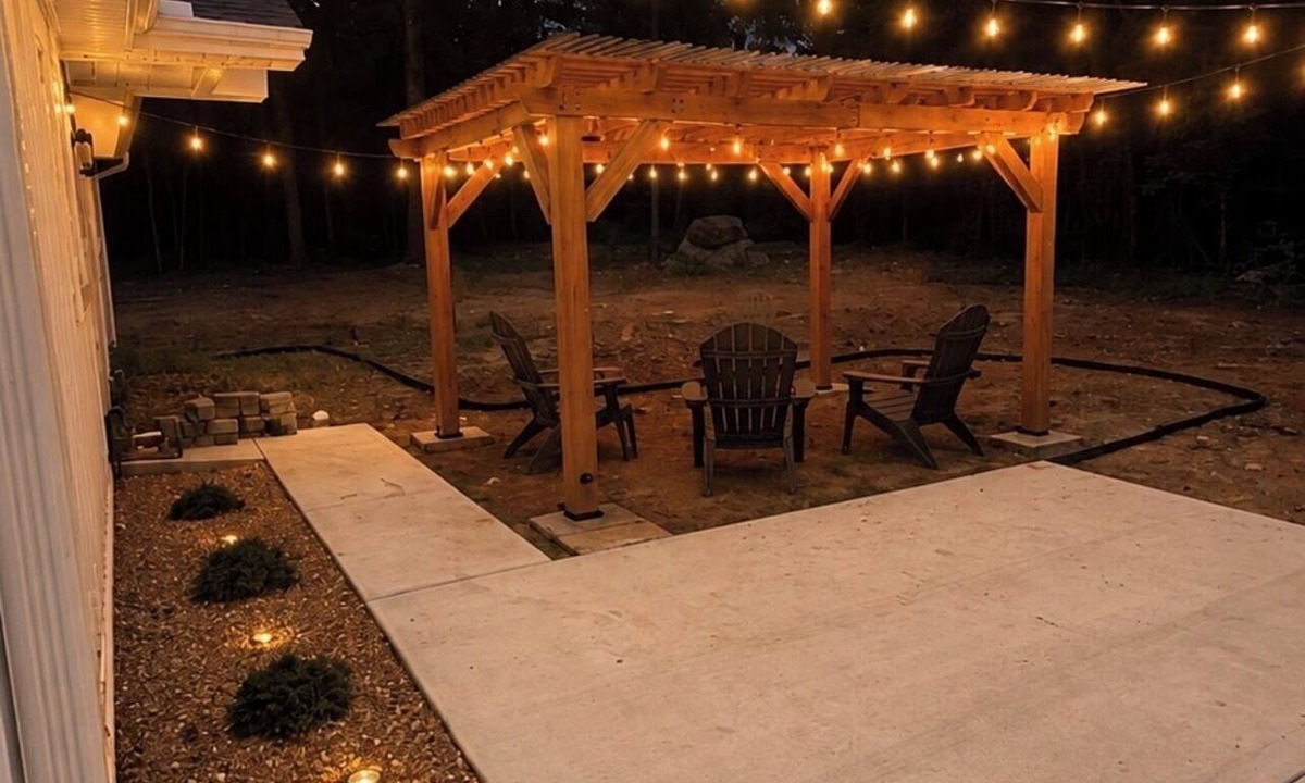 Clarksville House | New Home 2 mins from Town, Lake Ludwig, and U Of O campus sleeps 7/Cozy Fire Pit