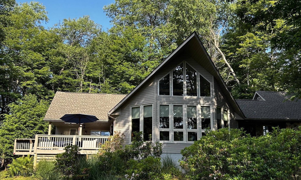 Alpine Lake House | New home! Walking distance to lake & great views!