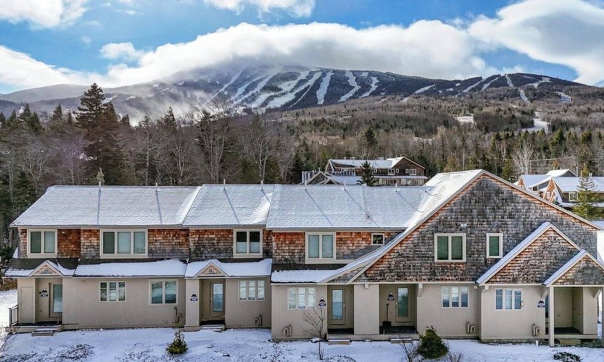 Carrabassett Valley Condo | [NEW LISTING] Luxury Ski in/Ski Out Sugarloaf Trailside Retreat. Hot Tub!