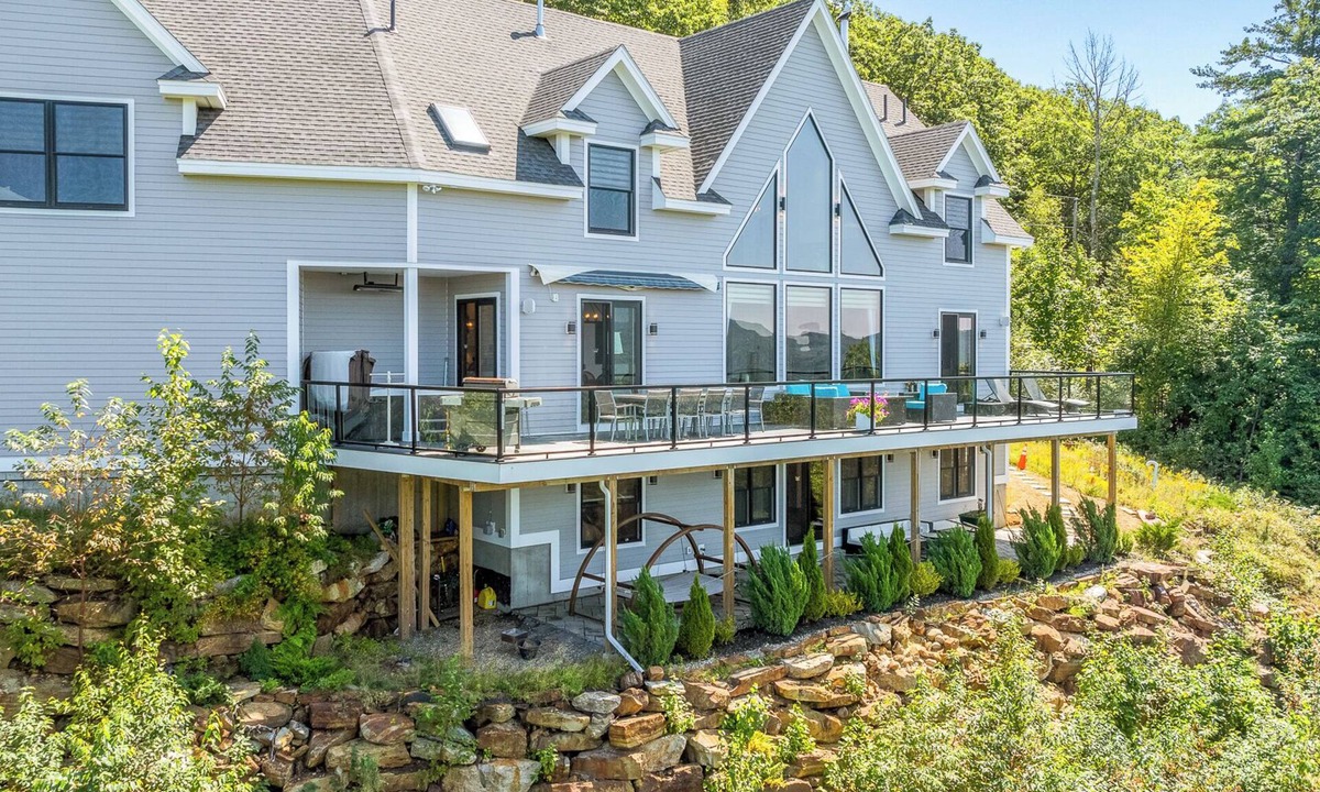 Campton House | New Luxurious Mountain Paradise. Best Views! Hot Tub, AC, Waterville Estates