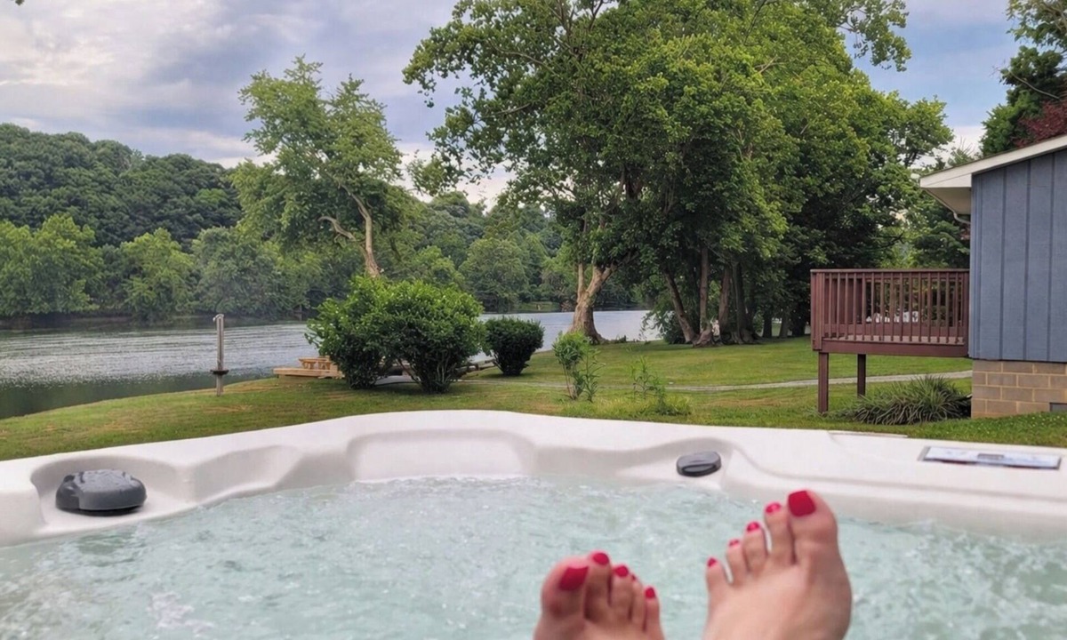 Belspring Cabin | New River 3BR - Fishing, Kayaking, Hot tub, VT Game Weekends