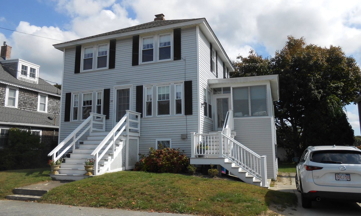 Silver Beach House | New Silver Beach Cottage-4 BD-Sunroom, Outdoor Shower