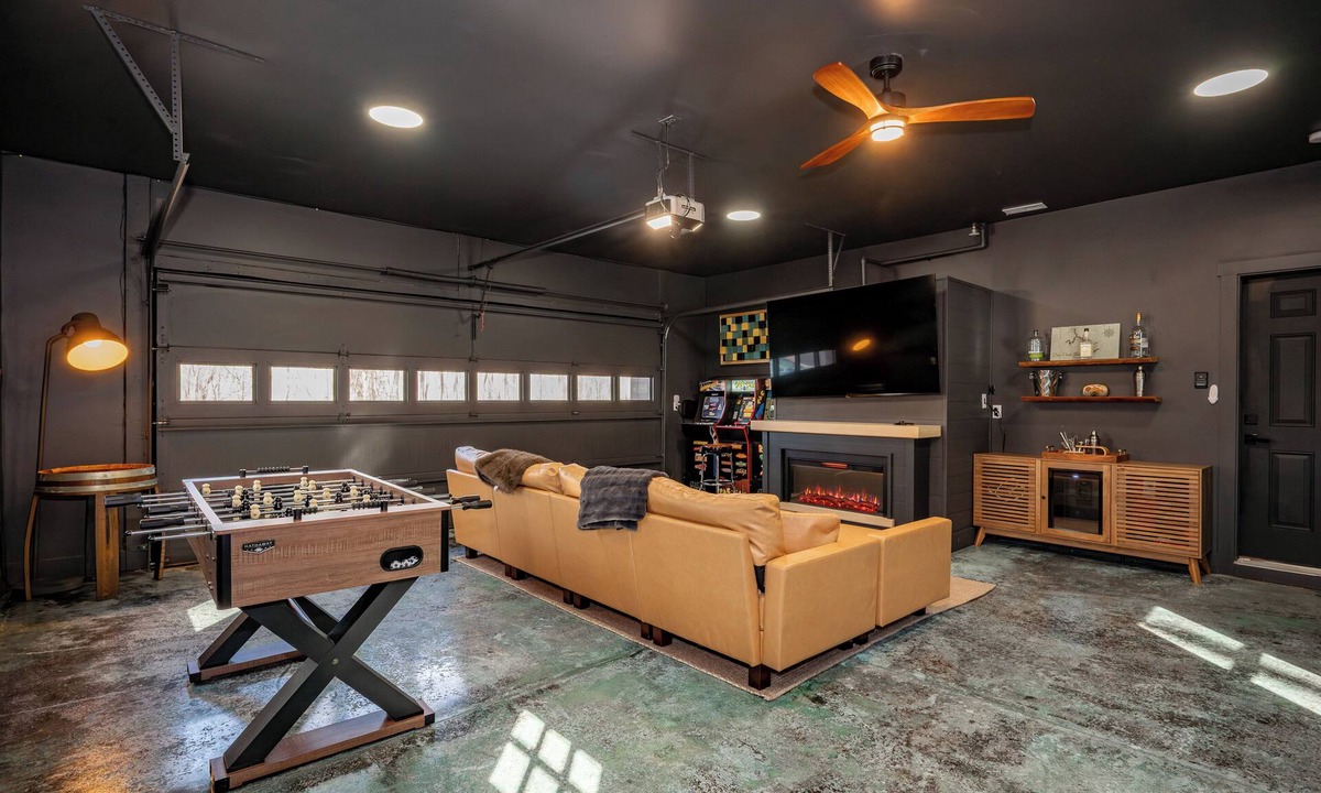 Accident House | New! Spacious Lake Area Home w/Hot Tub