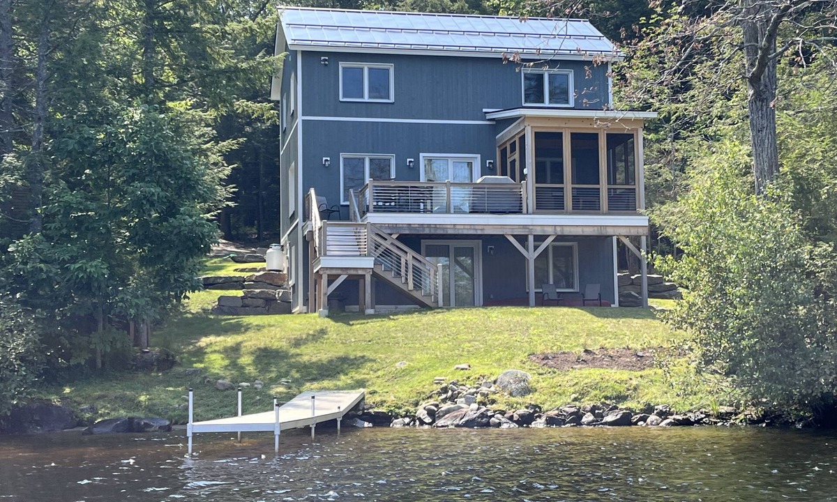 Barnstead House | Newer Construction waterfront house with AC and WiFi in Barnstead