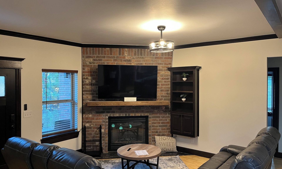 Norman Cabin | Newly Built Cabin by Lake Thunderbird with Sauna, Hot Tub and EV Charger. OU,OKC
