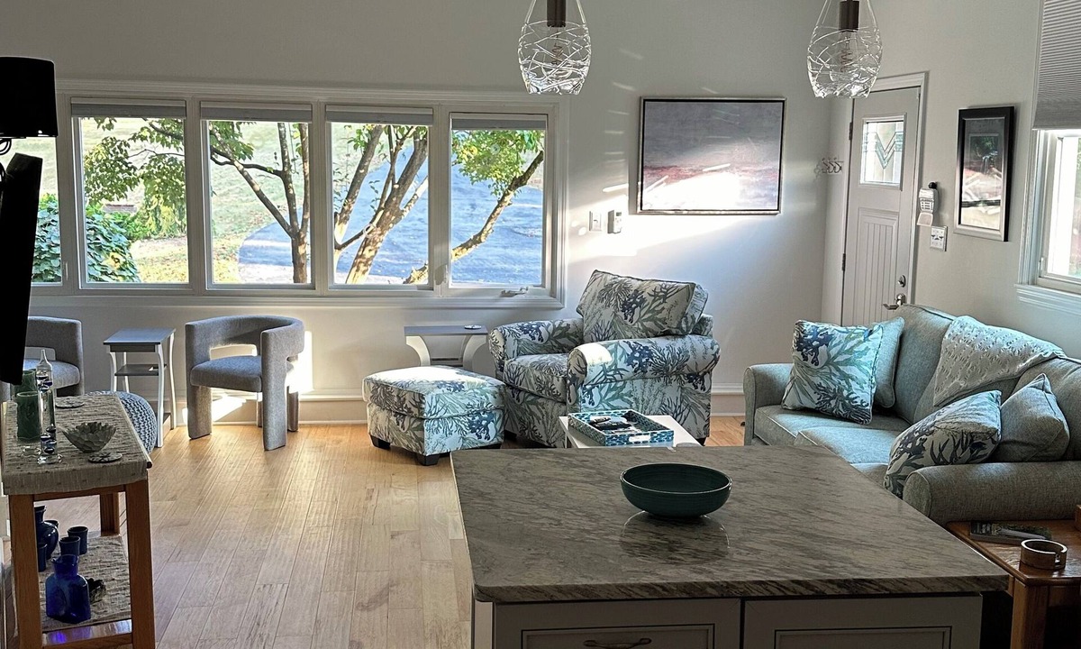 Redstar Apartment | Newly remodeled apartment in a serene setting!