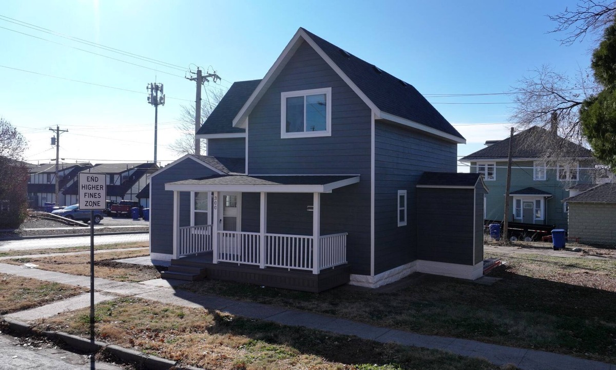 Hays House | Newly Renovated 4BR Home; Sleeps 8; Quiet; Short & Long Stays