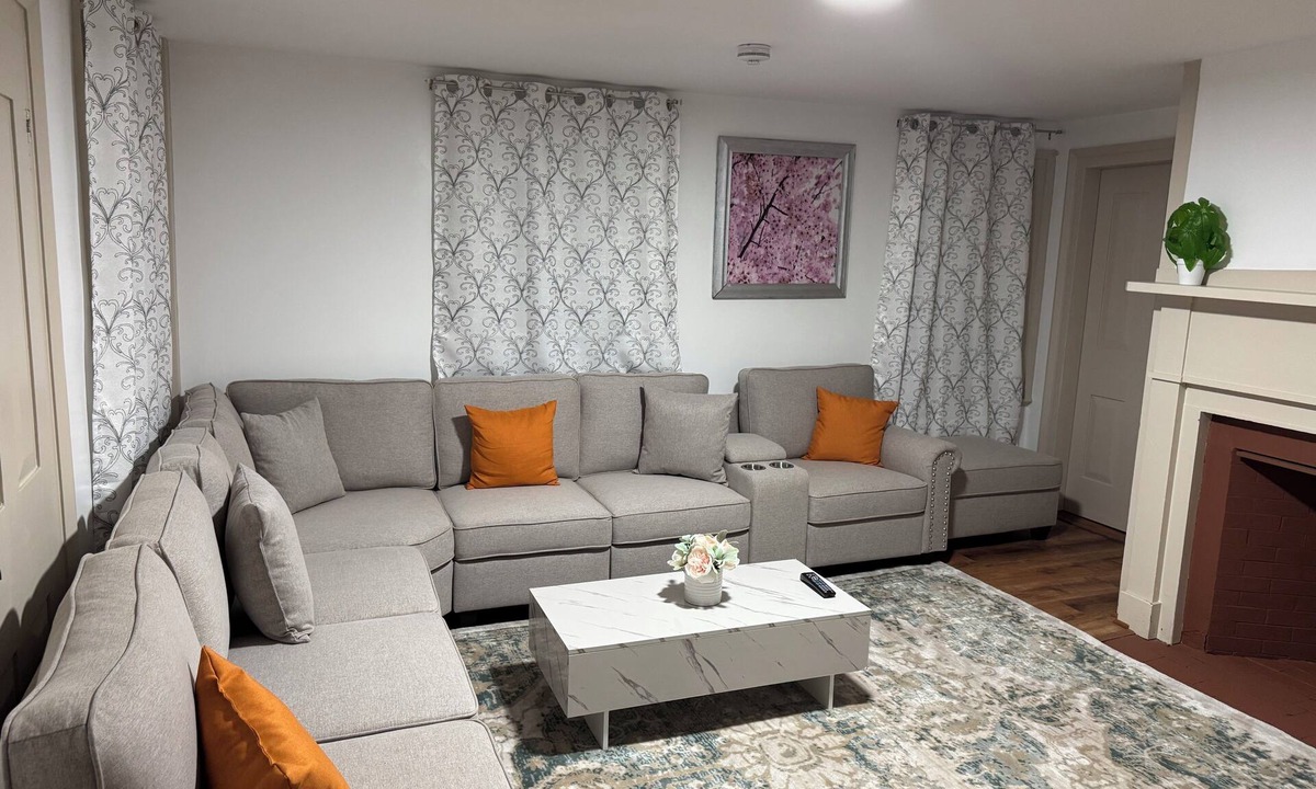 Danvers Apartment | Nice Room Near Route 95/Malls/hospitals/salem in Danvers,MA