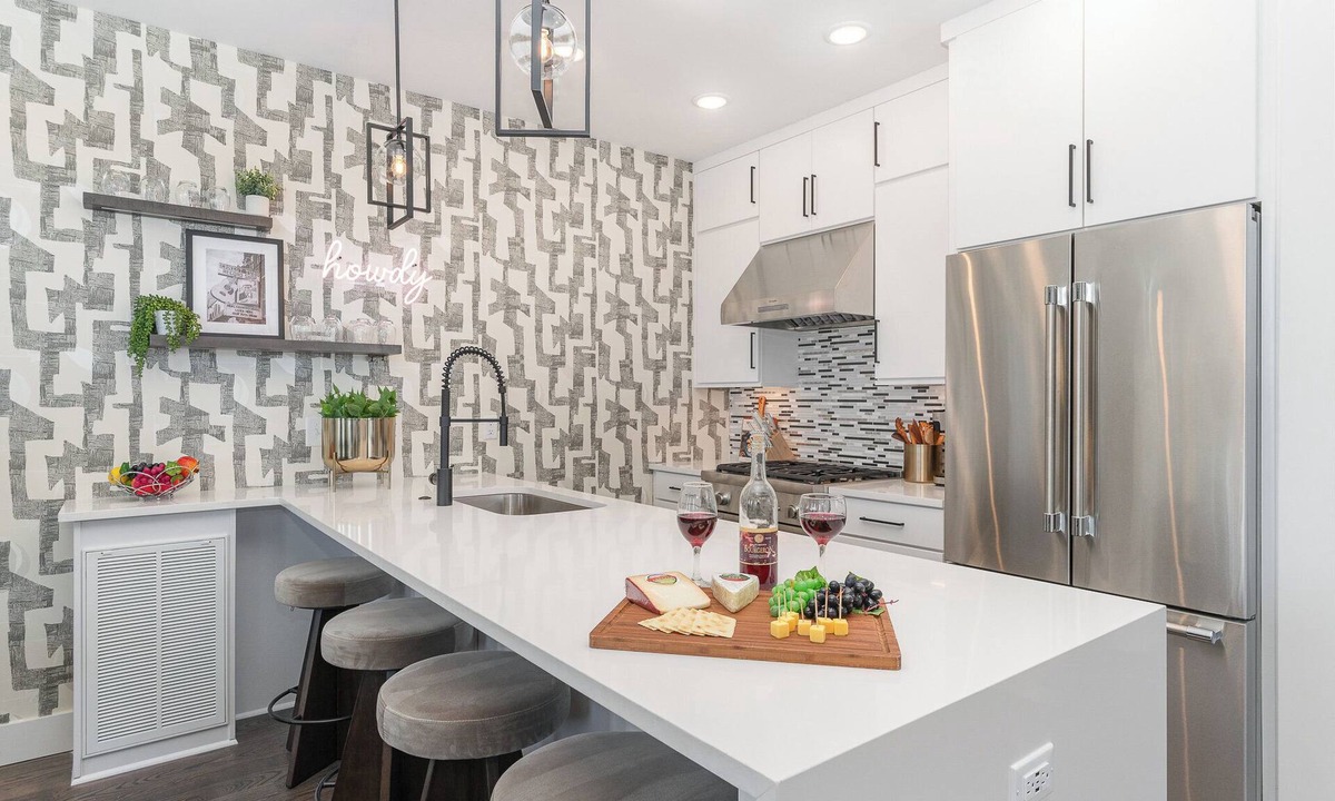 Katie Hill Neighborhood Cottage | Nimbus-rooftop Deck-hot Tub-mins to Broadway