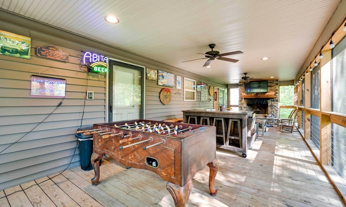 Bee Spring House | Nolin Lake Home w/Hot Tub: 15 Mi to Mammoth Cave!
