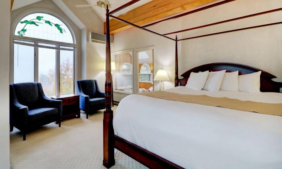 Bartlett Hotel | Nordic Village | Sunrise Townhouse – 2BR End Unit w/Mountain Views