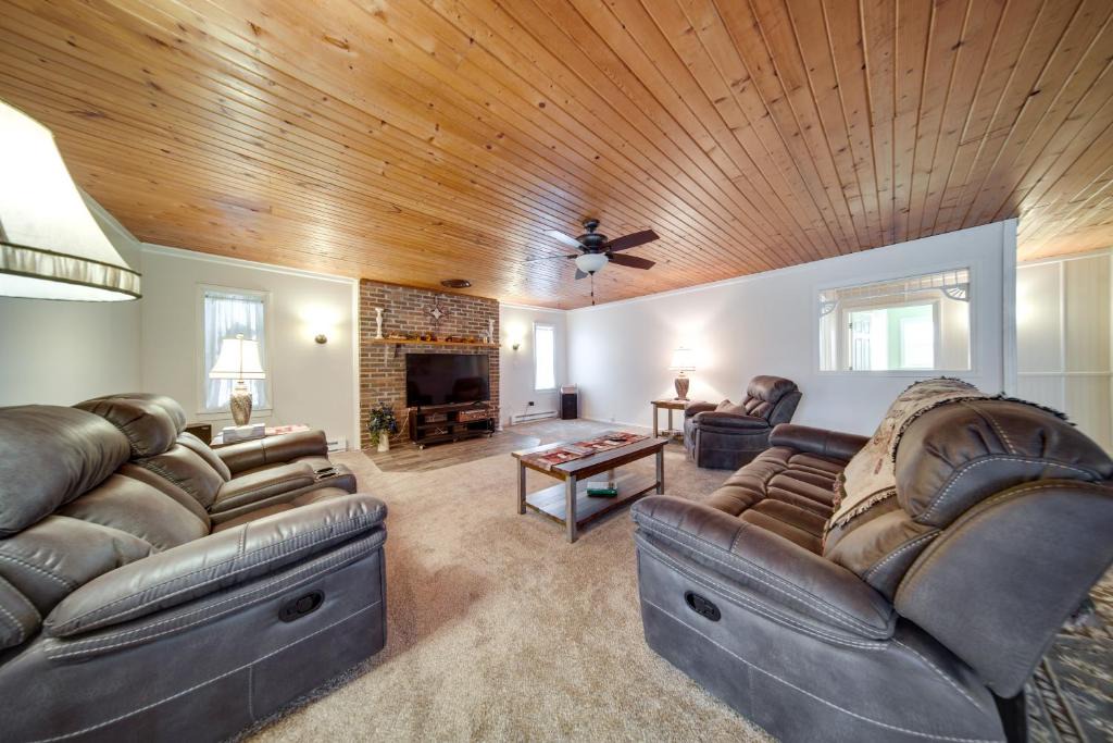 North Jackson House | North Jackson Vacation Rental w/Wraparound Deck!