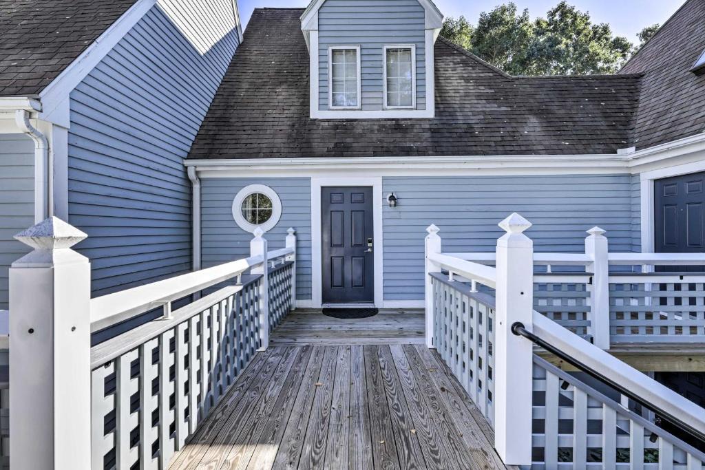 Westside Norwich Apartment | Norwich 'The Villas': Near Mohegan Sun Casino