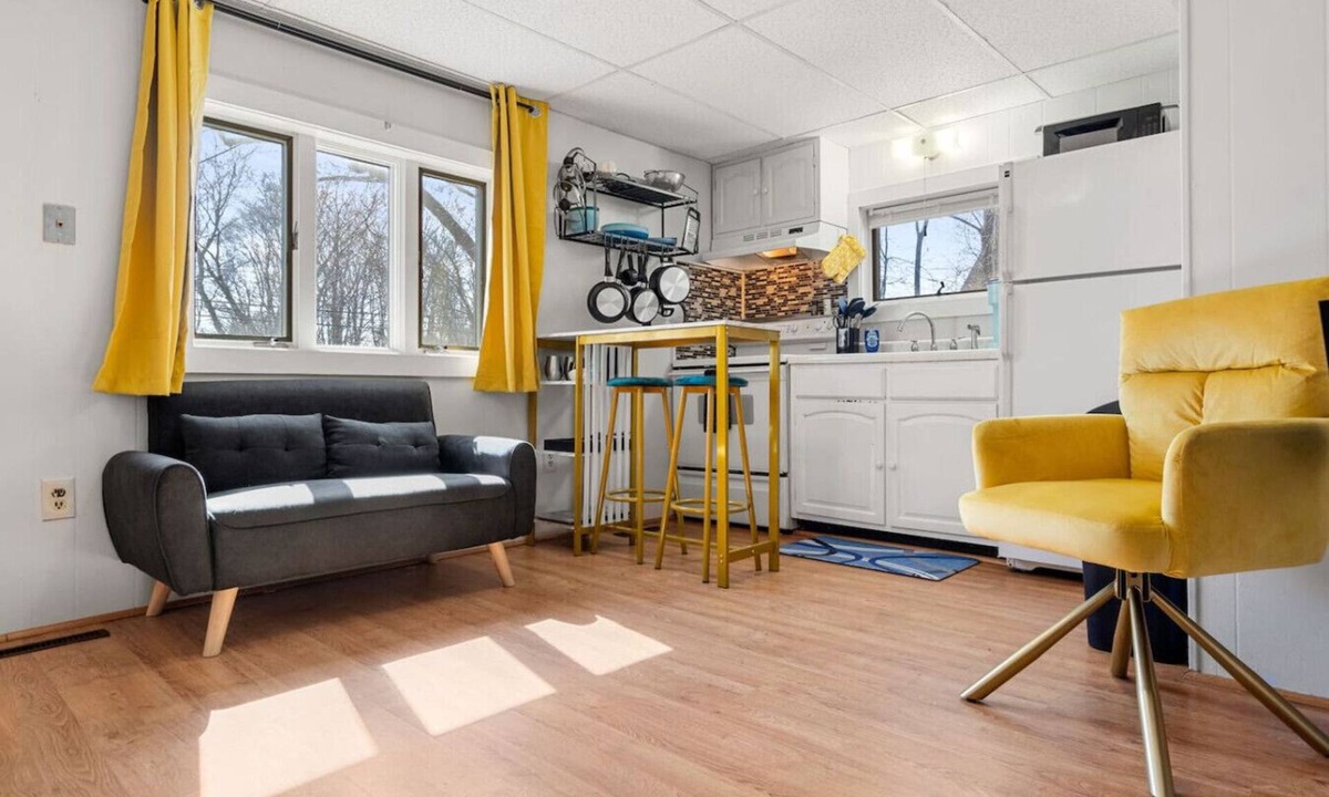 Dover Apartment | Nothing Fancy Older Apt~Walk to Downtown~ King Bed