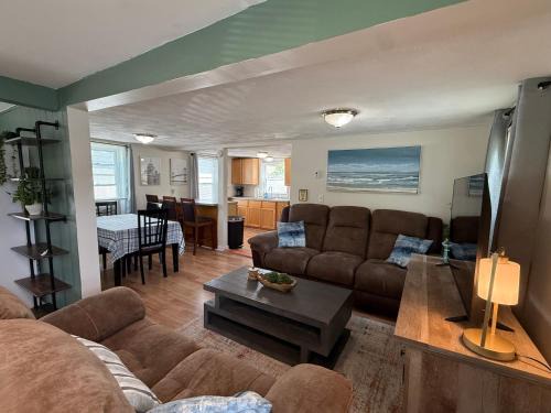 Warwick House | Oakland Beach Cottage - Sleeps up to 4
