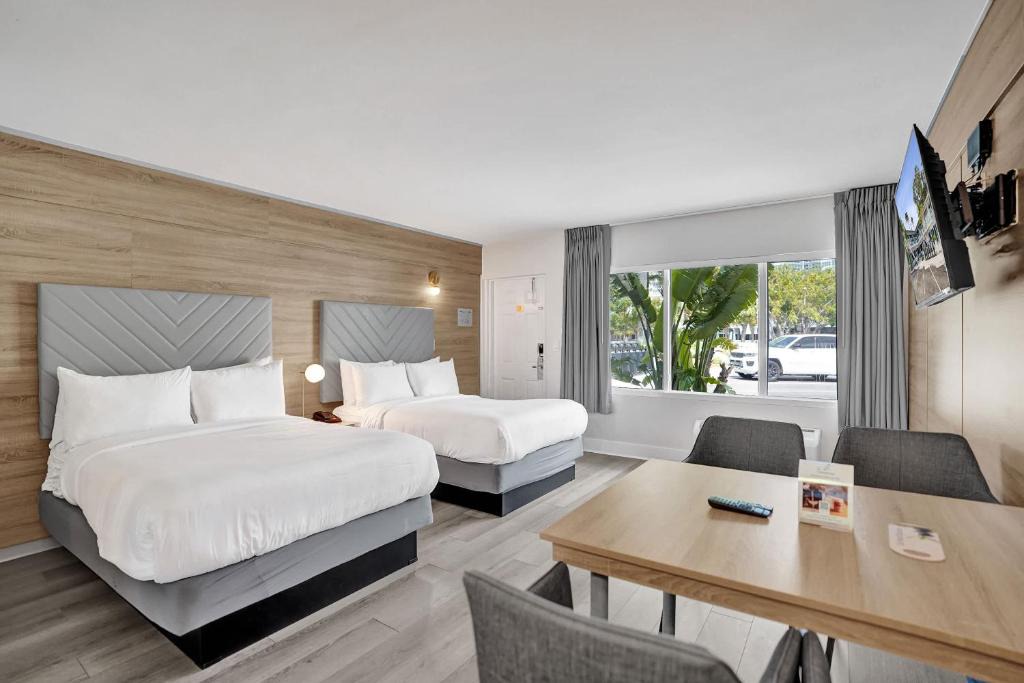 Galt Mile Hotel | Ocean Blvd Two Doubles Suite with Kitchenette