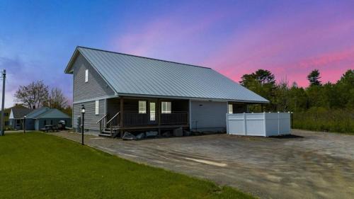 Owls Head House | Ocean Breeze West Wind – Updated 2BR/2BA home step
