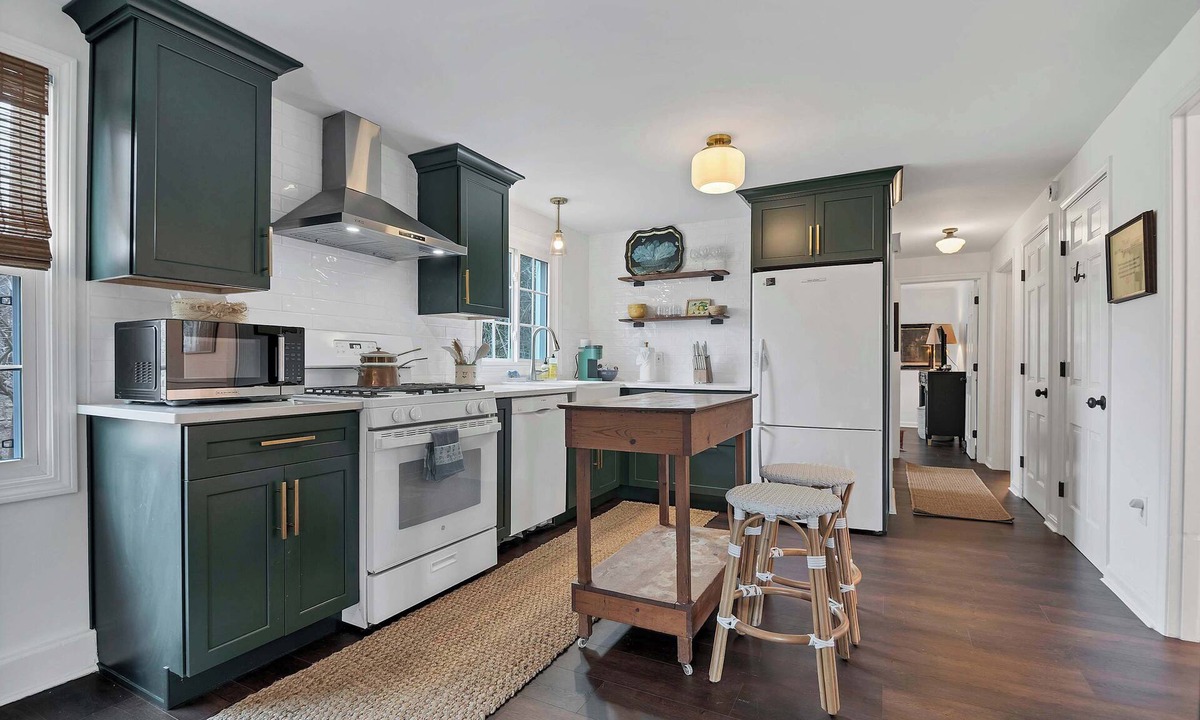 Old Lyme House | Old Lyme Pet Friendly Escape | Griswold Preserve + Beach Pass + Fireplace