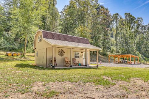 Zanesville House | On 40 Acres: Charming Cabin in Zanesville!