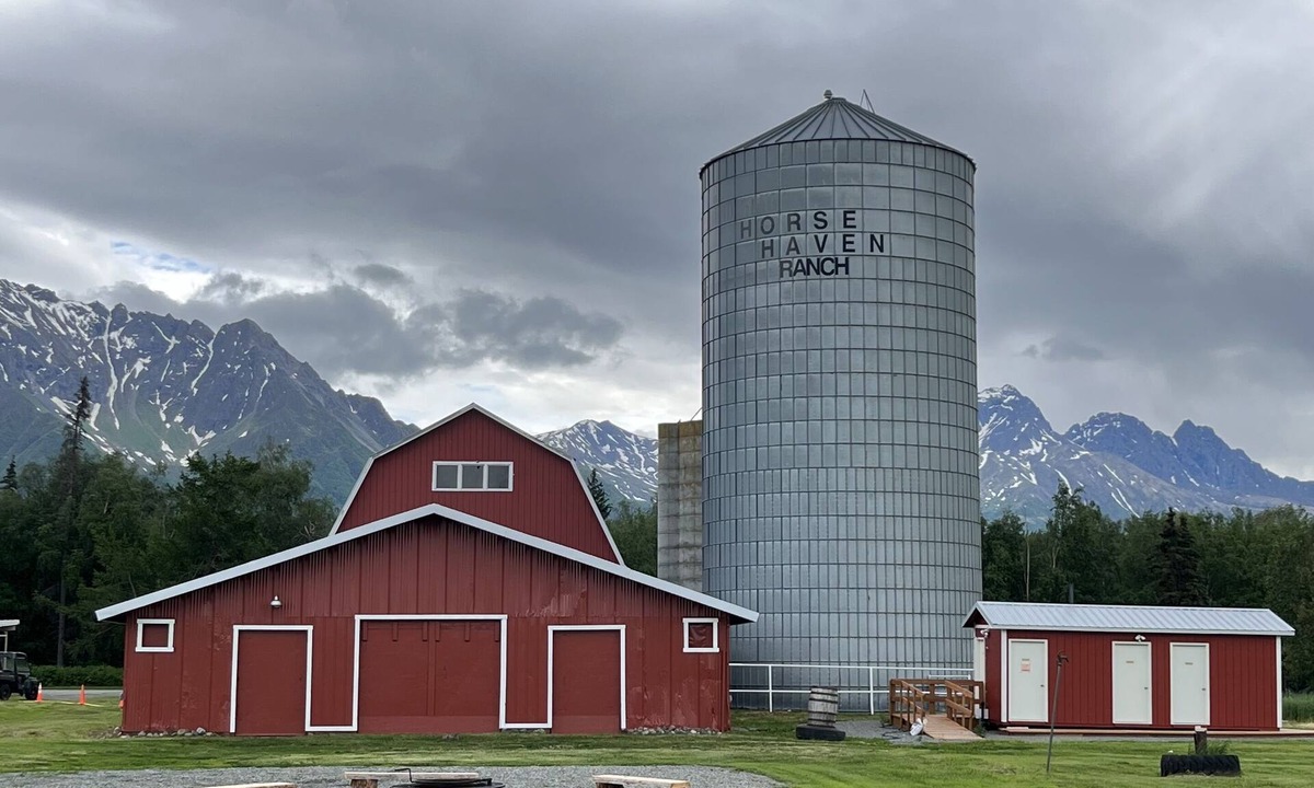 Butte House | One bedroom getaway w/hot tub and pool access - A hidden gem in Palmer, Alaska