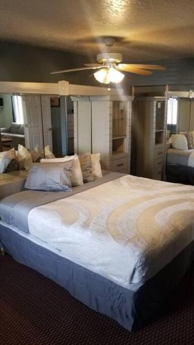 Stillwater Apartment | OSU King Bed Hotel Room 102