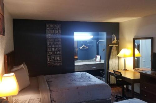 Stillwater Apartment | OSU Queen Bed Hotel Room 117 Wi-Fi