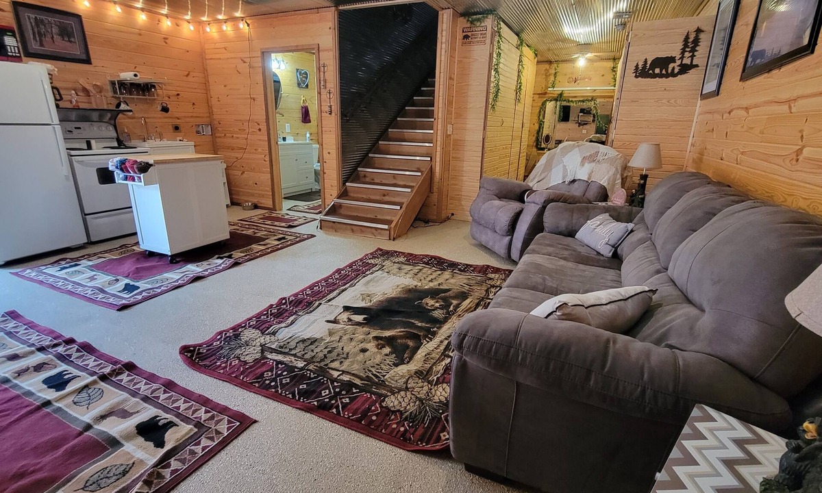 Webb City Cabin | Outback Cabin is a Cozy and warm place tucked away in the heart of Webb City.