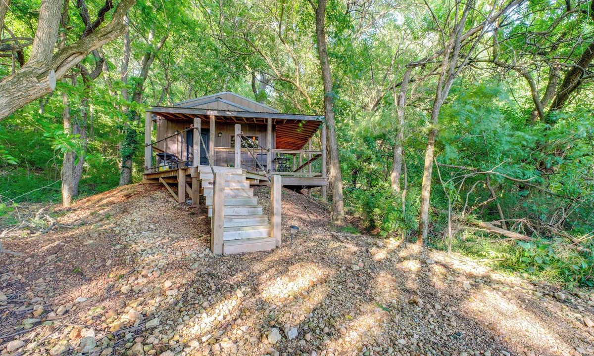 Powell Apartment | Ozark 'Blue Jean Cabin' w/Trails & Fishing Pond