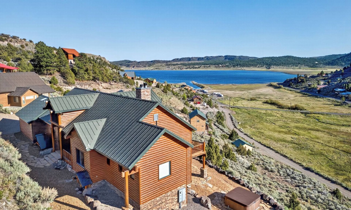 Mammoth Creek Cabin | Panguitch Lake Cabin | Hot Tub + Fire Pit