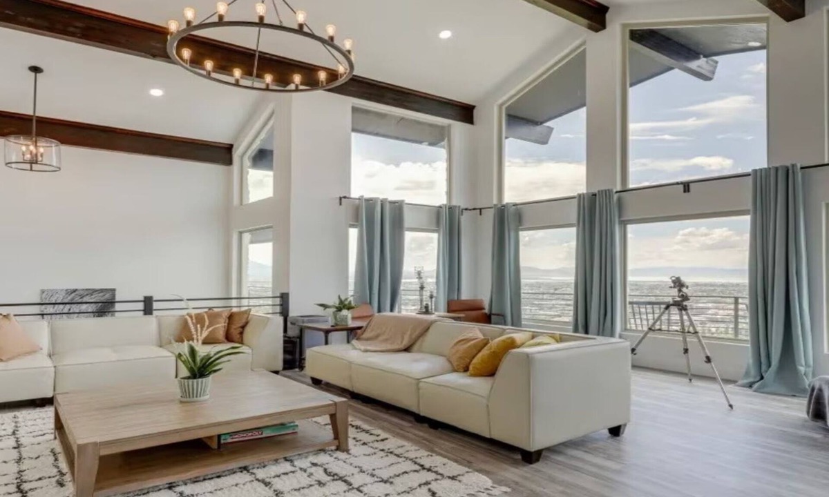 Tree Streets Bed & Breakfast | Panoramic Luxury Estate with Indoor Court & Private Sauna