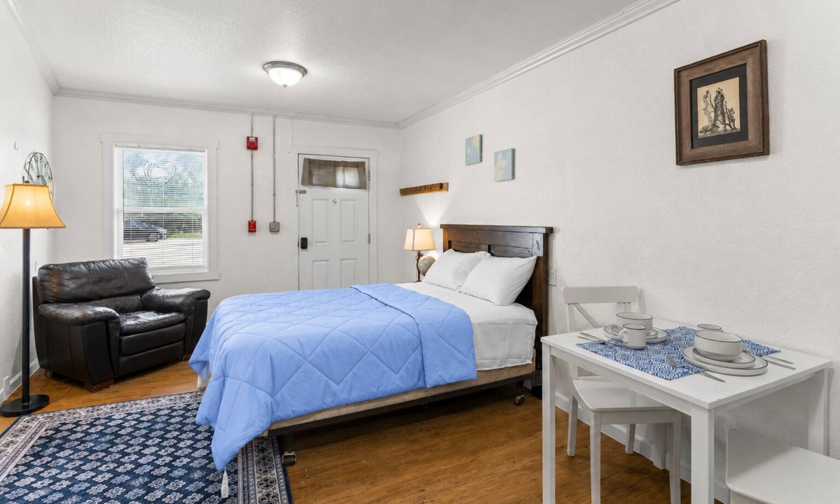 Paola Apartment | Paola Studio Apartment Near Hwy 68 w/Parking