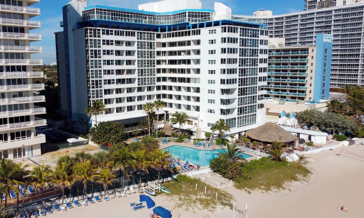 Galt Mile Condo | Partial Ocean View Studio at Ocean Manor Resort, beach & pool