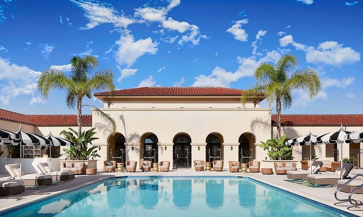 Pasadena Hotel | Pasadena Hotel & Pool, Deluxe Pool View Room with One King Bed, Parking