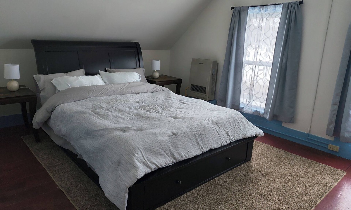 Putney House | Peaceful 2-bedroom house in Putney - walking distance from Landmark College