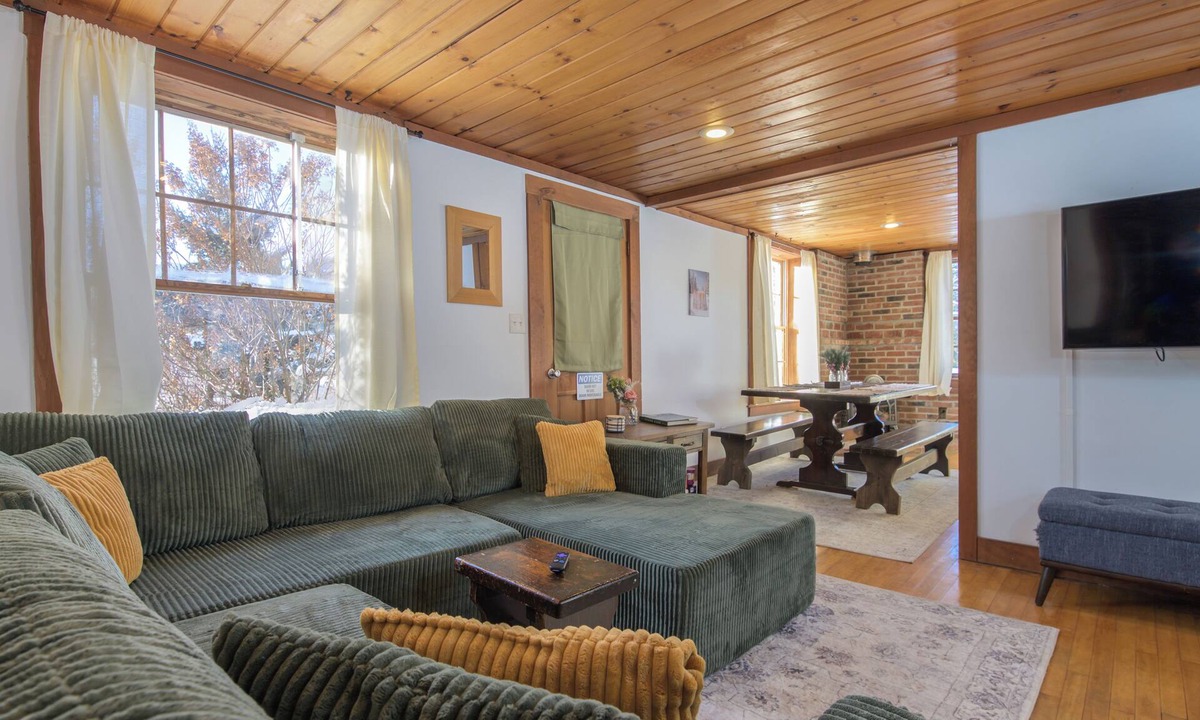 Richford Cabin | Peaceful 3-bedroom cabin with 4 beds in charming Montgomery minutes to Jay Peak!