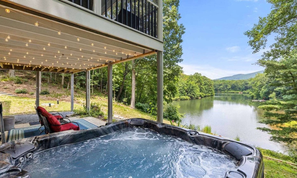 Kabletown Cottage | Peaceful Lakefront Cottage with Mountain Views!