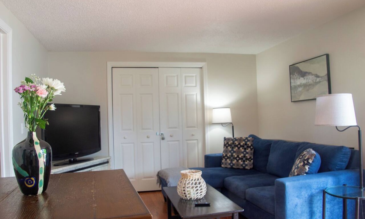 Center Apartment | Peaceful pet friendly 1-bedroom with in unit laundry in enjoyable Manchester