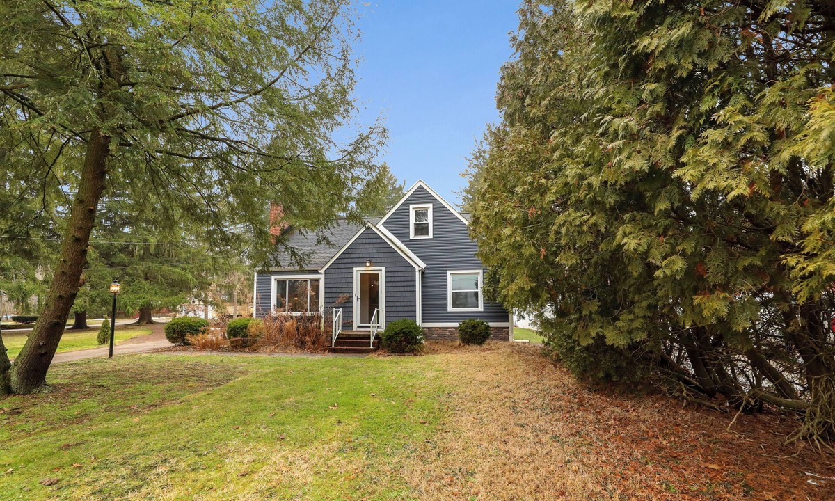 Akron House | Peaceful Portage Lakes Retreat Spacious 3BR on Private 1‑Acre Lot