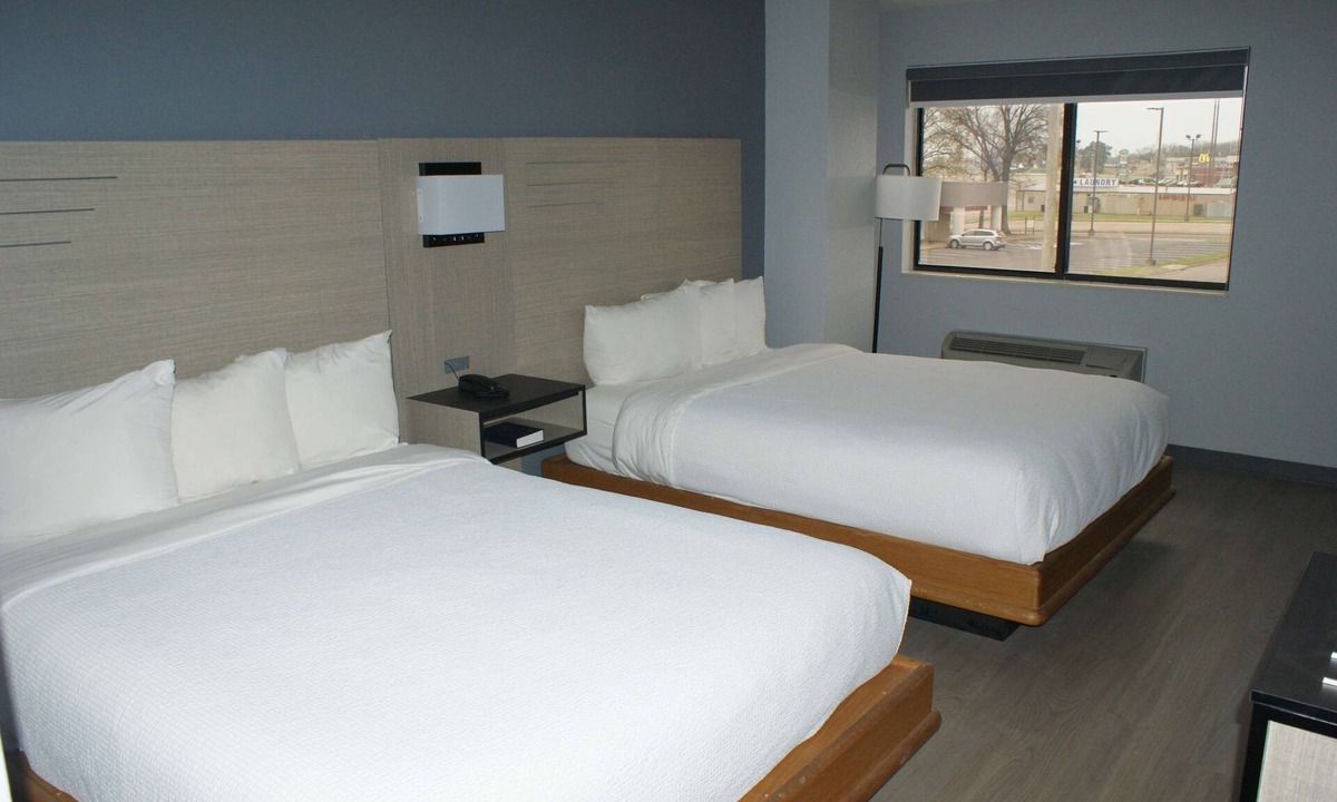 Van Buren Hotel | Peaceful Room Perfect for Relaxing Getaway | Non Smoking | Pool Access
