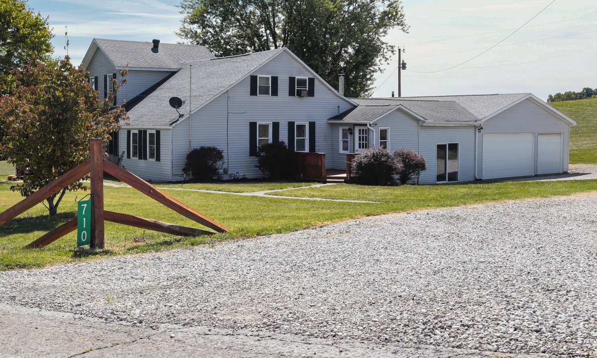 Coal Run House | Perfect Family Getaway: 4-Bedroom Home in the Country