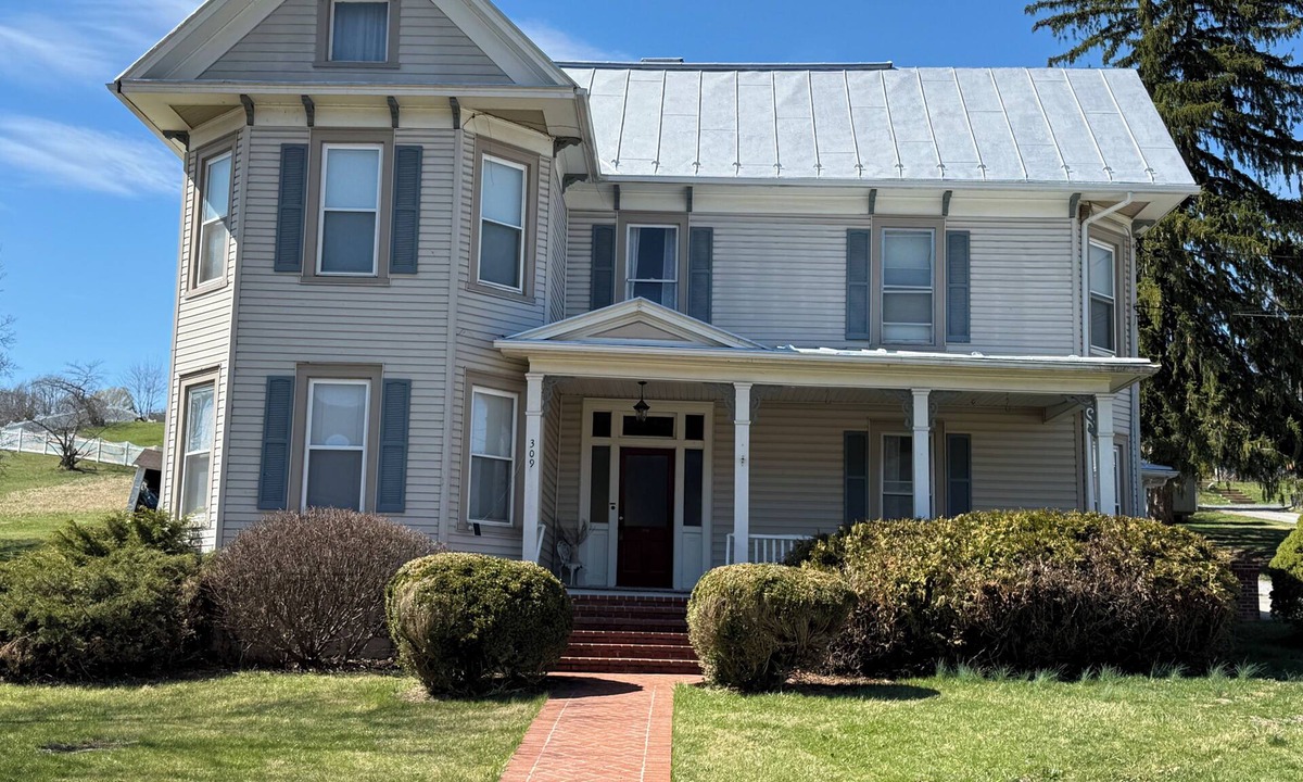 Franklin House | Perfect for Everyone - 8-bedrooms - The Future Generations University Guesthouse