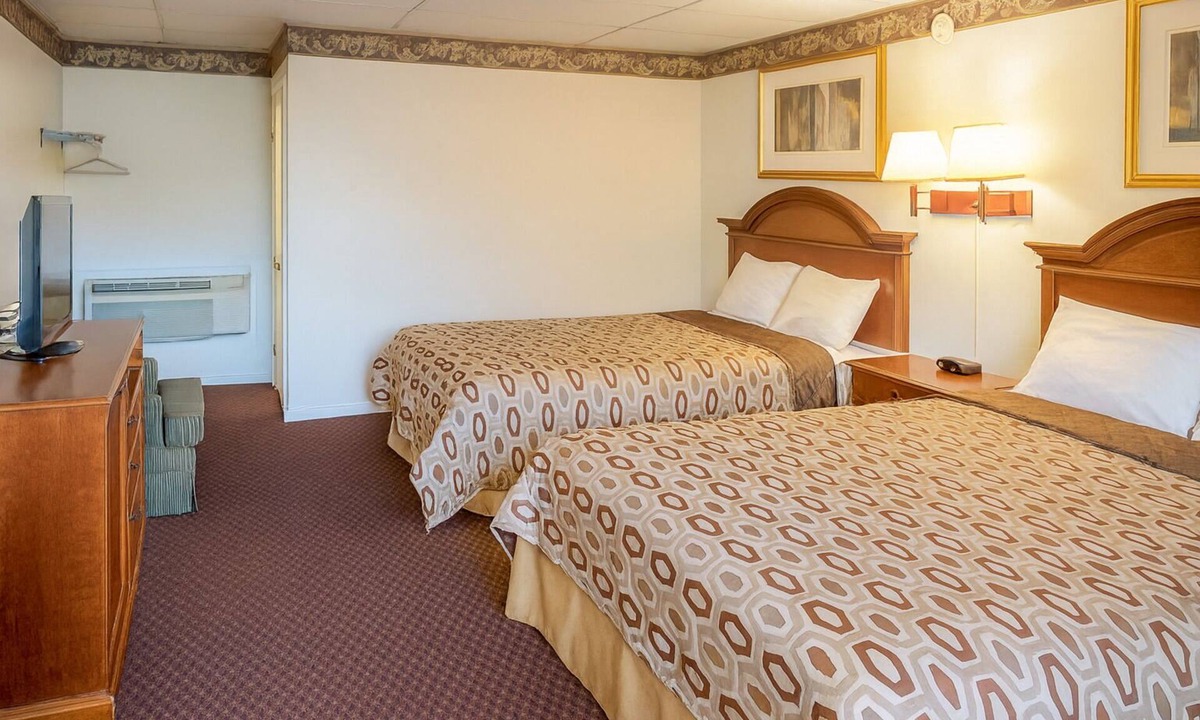 Campbelltown Hotel | Perfect Palmyra Escapade! Minutes to Hershey Trolley Works, FREE Breakfast