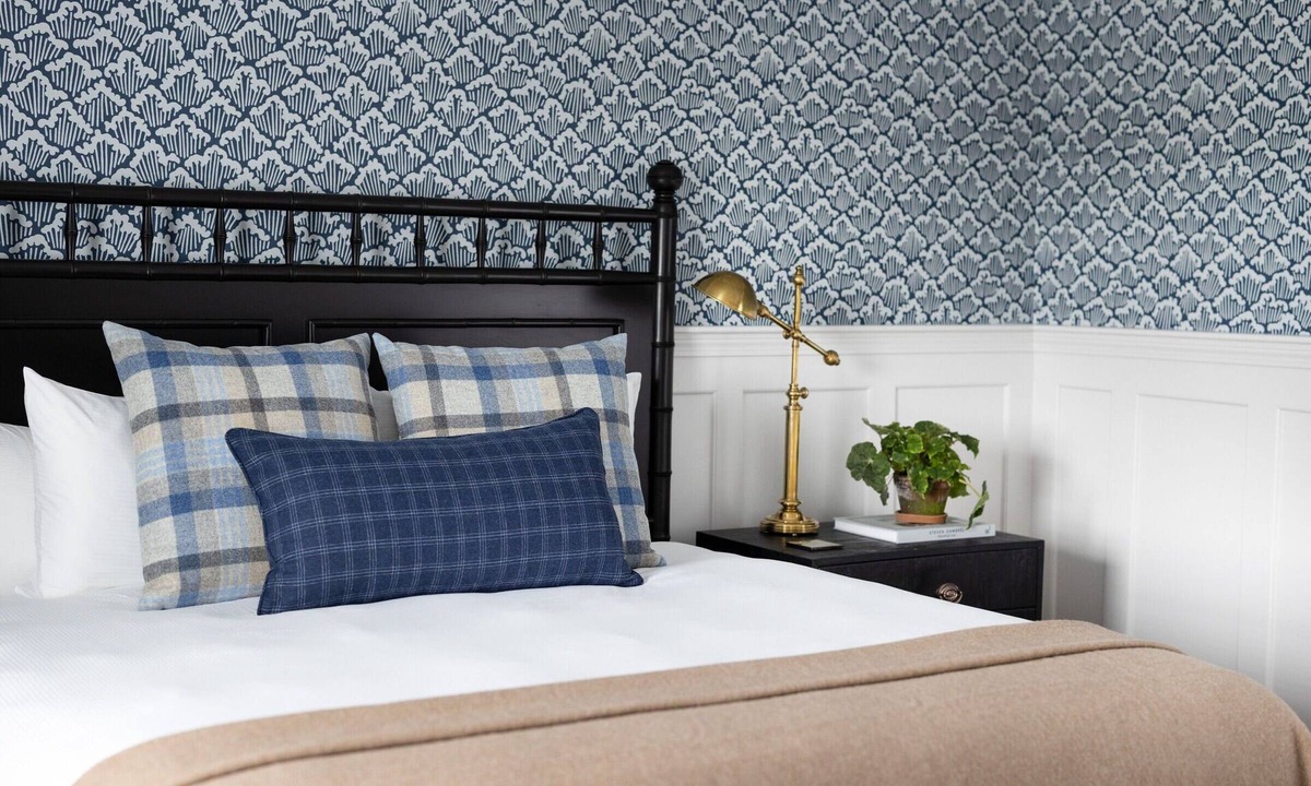Kennebunkport Hotel | Perkins Suite at Kennebunkport Inn, Complimentary Breakfast, Free Parking