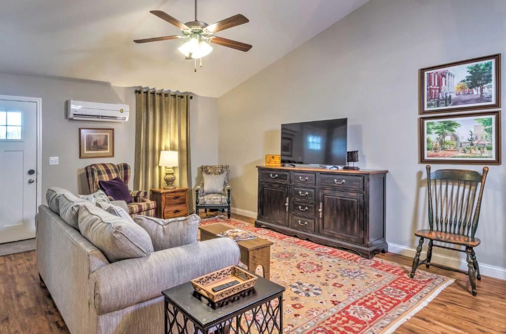 Bowling Green Apartment | Pet-Friendly Brownsville Retreat w/Porch!