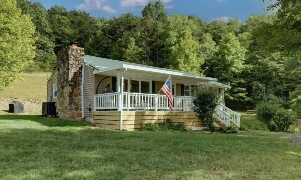 Hot Springs House | PET FRIENDLY COTTAGE 3.5 MILES FROM LAKE MOOMAW!