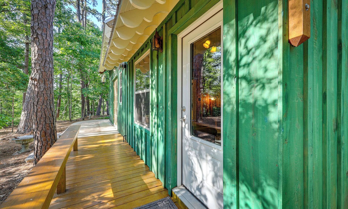 Eureka Springs Cottage | Pet-friendly Eureka Springs Rental w/Private Deck