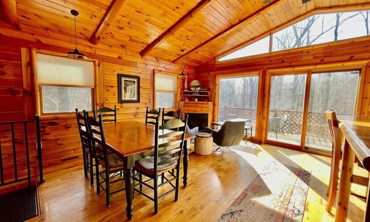 McArthur Cabin | Pet friendly, hot tub, close to Hocking Hills!